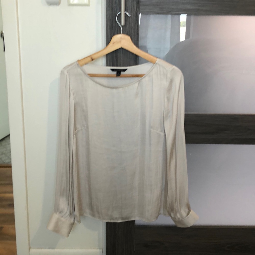 Banana republic light silver top with buttons on the cuff